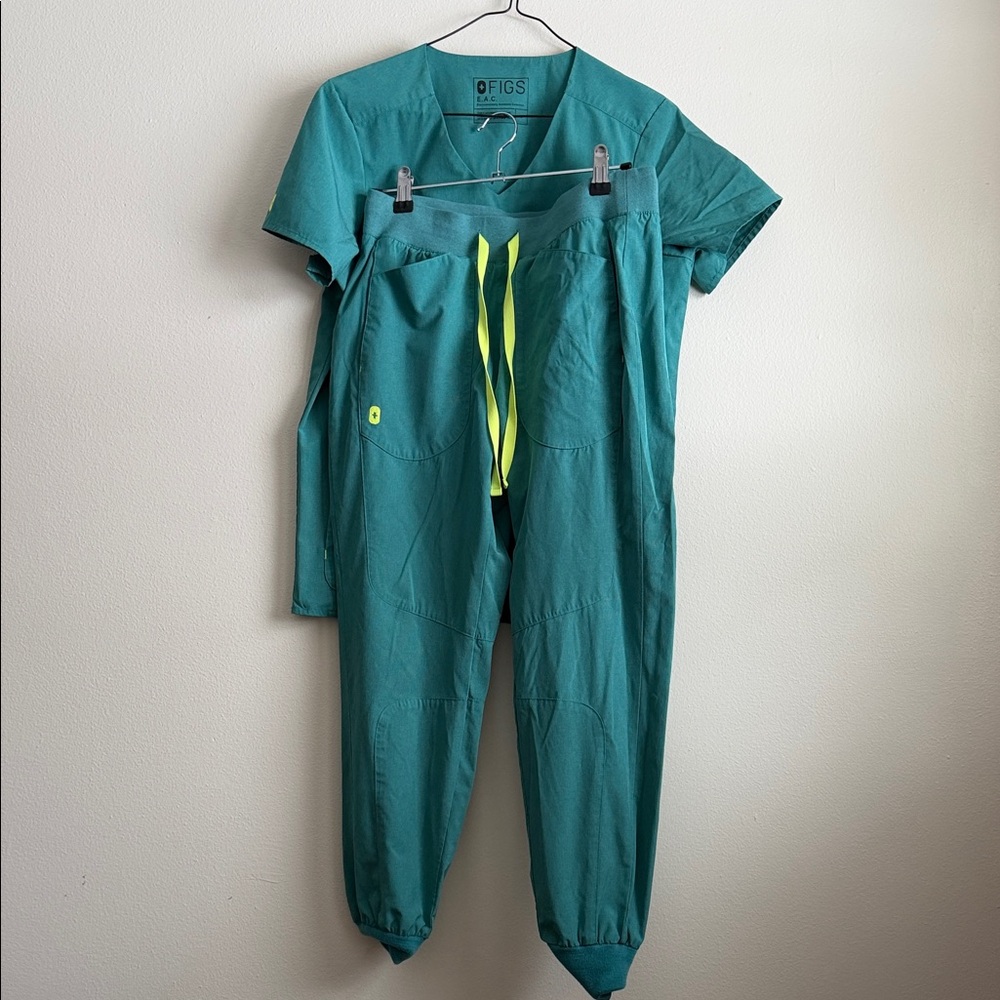 Figs E.A.C scrub set size small (both)